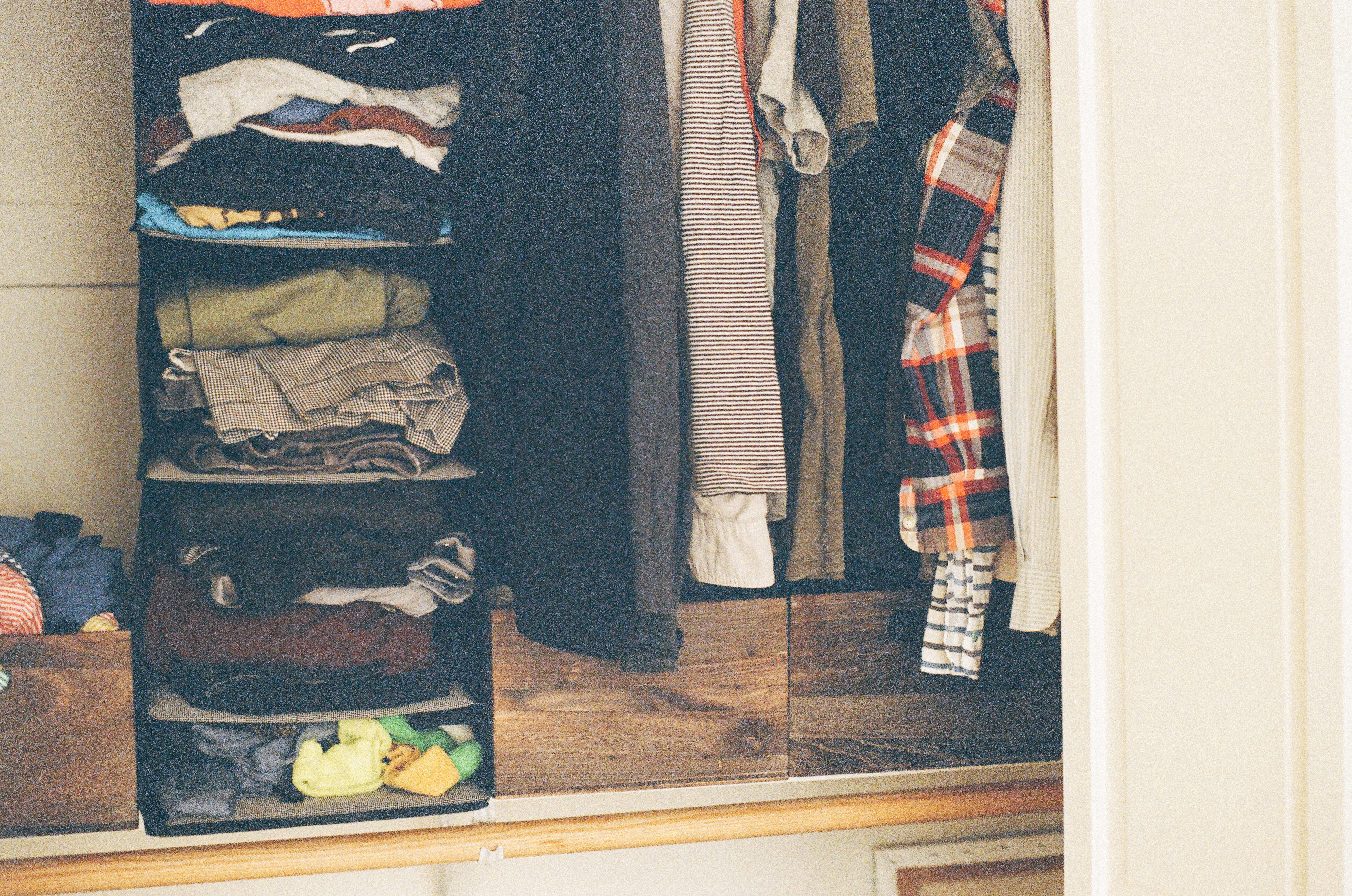 Come tenere in ordine l’armadio con gli accessori giusti