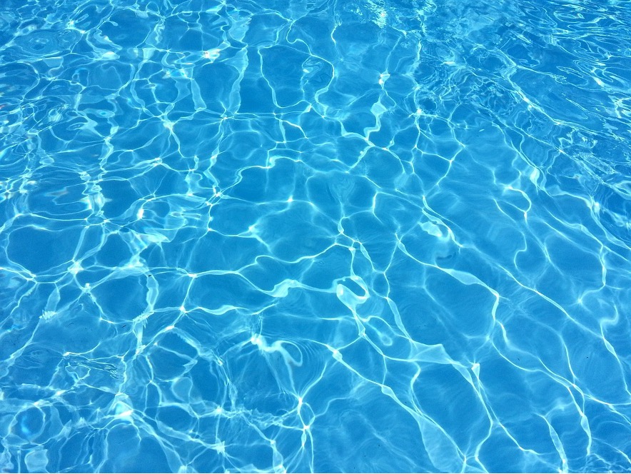 acqua di una piscina
